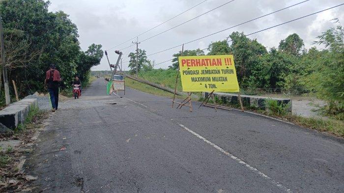 Tiang Listrik di Parittiga Roboh Diterjang Banjir: Camat Mendesak Perbaikan Segera dari PLN