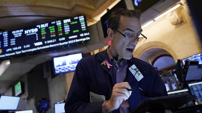 Wall Street Melemah Tipis, Powell Tahan Sinyal Suku Bunga