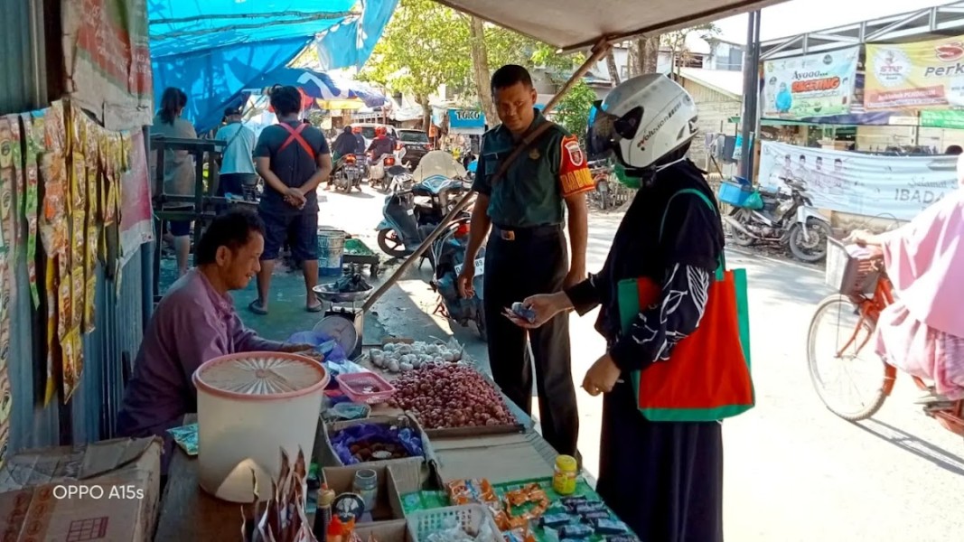 Babinsa Koramil 28 MD Cek Harga dan Stok Sembako di Pasar Meunasah Kulam, Pastikan Stabilitas Jelang Hari-Hari Besar