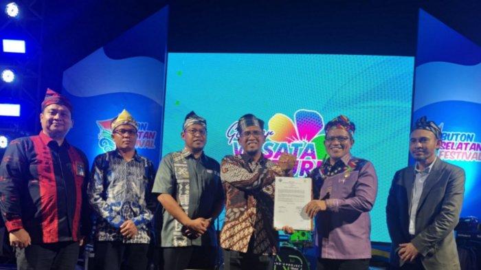 Kepulauan Batu Atas Kini Menikmati Listrik PLN: Warga Rayakan Kado Akhir Tahun