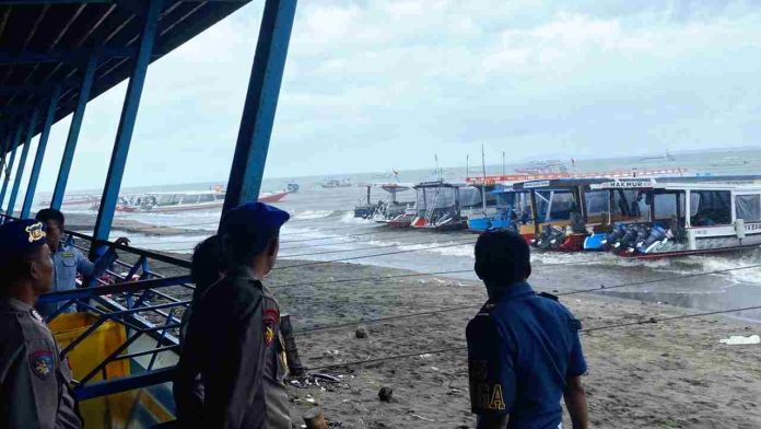 Cuaca Buruk Melanda, Ribuan Wisatawan Batal Menyeberang ke Tiga Gili dari Bali