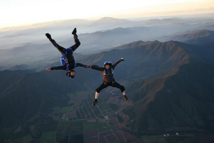 Rekomendasi Tempat dan Tips Aman Skydiving Indonesia