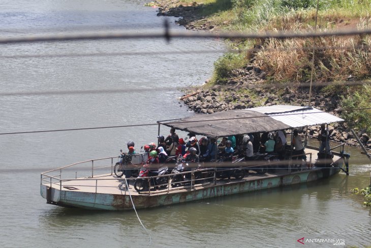 Perahu Penyeberangan Sungai Brantas Tetap Jadi Pilihan Utama Warga Blitar hingga Tulungagung Saat Lebaran