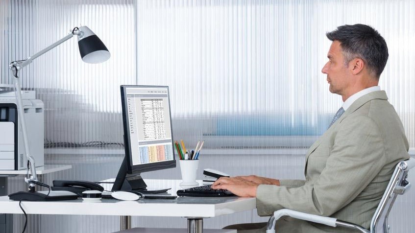 5 Strategi Praktis Agar Tubuh Tidak Nyeri Pinggang Selama Duduk Lama