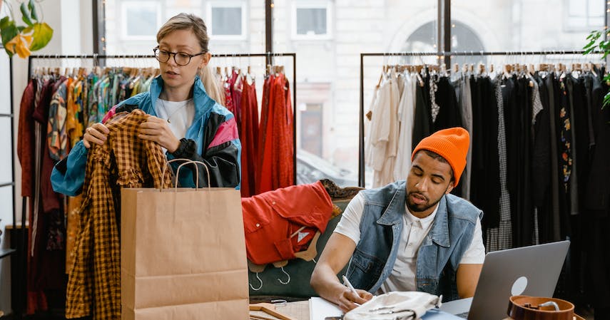 Rekomendasi Ide Bisnis Fashion Pria dan Strategi Bisnisnya