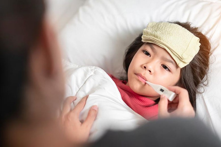 Dokter Jelaskan Cara Tepat Tangani Demam pada Anak