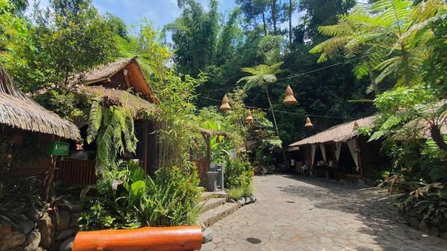 10 Tempat Makan Lesehan Bandung 2026 yang Wajib Dicicip