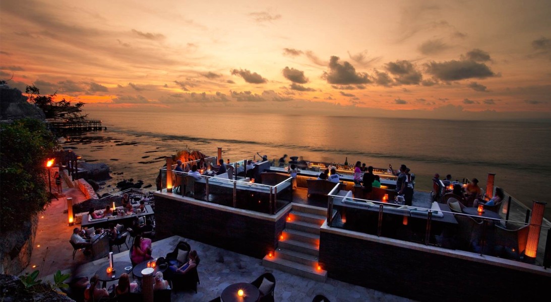 Rock Bar Bali: Sunset, Kuliner, dan Hiburan di Atas Karang