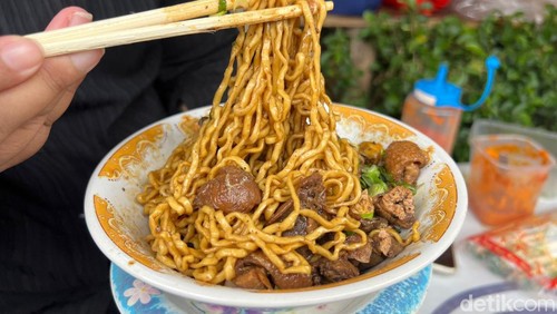 Mie Ayam Gerobak: Kisah Panjang Kuliner Nusantara yang Terus Menggoda Lidah