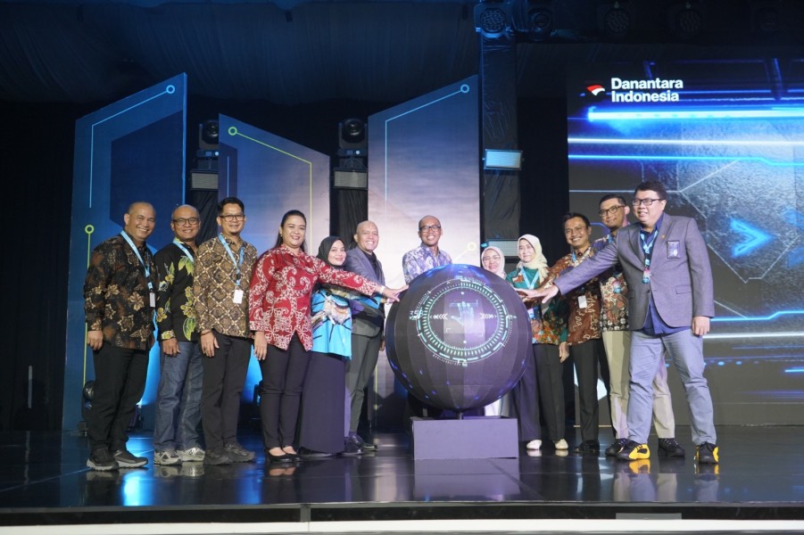 Inovasi Energi untuk Masa Depan, PLN Enjiniring Perkenalkan SPKLU Tiang dan Green Oxygen di LIKE 2025