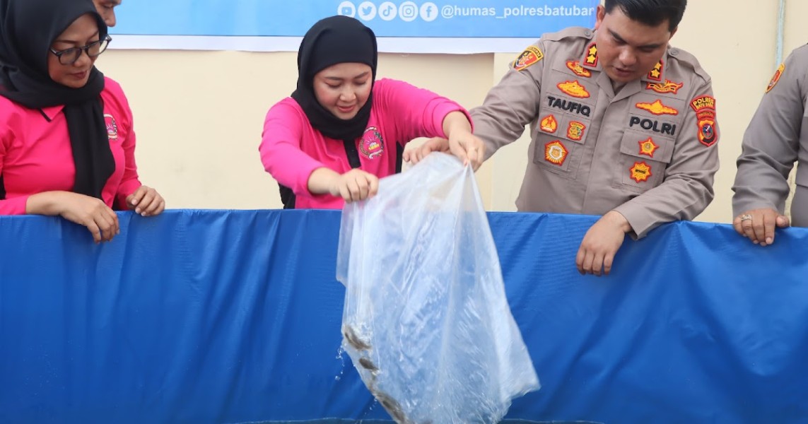 Polres Batubara dan Bhayangkari Cabang Batubara Sukses Dukung Program Ketapang Melalui Penaburan Benih Ikan