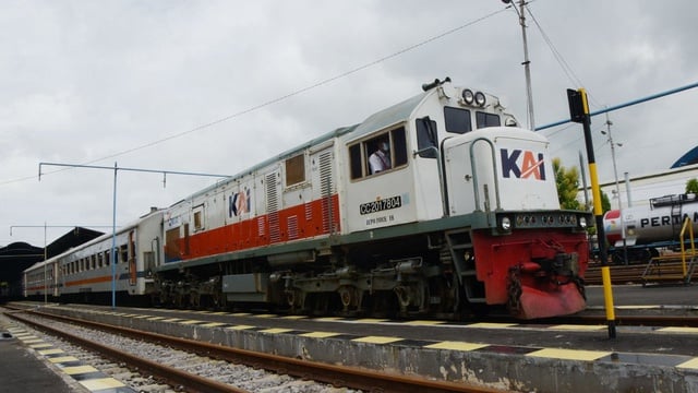 Kenapa Kereta Api Turangga Berhenti Luar Biasa di Ciamis