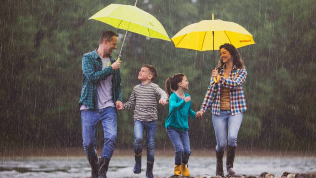 Tips Liburan Sehat Musim Hujan Agar Tubuh Tetap Fit