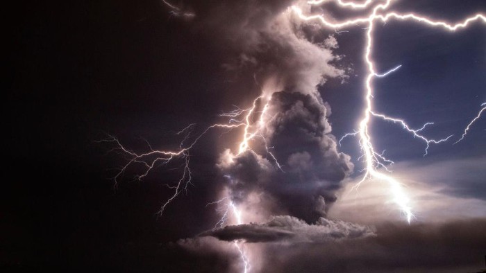 BMKG Perkirakan Hujan Petir Bakal Dominasi Cuaca Seharian di Jawa Timur Hari Ini