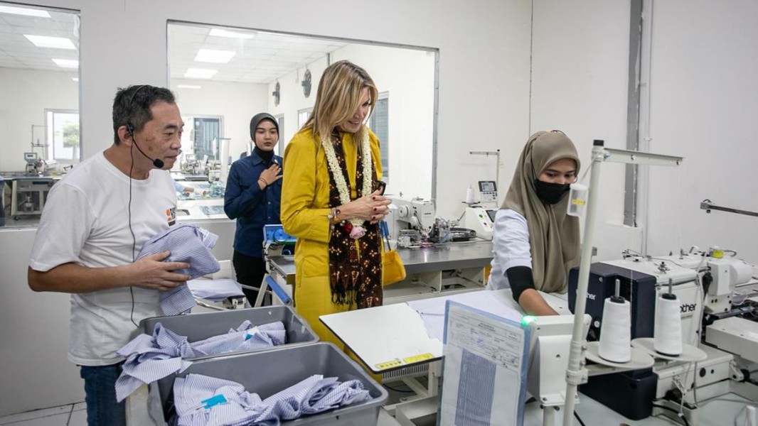Ratu Belanda Kunjungi Pabrik Sragen untuk Dorong Edukasi Keuangan