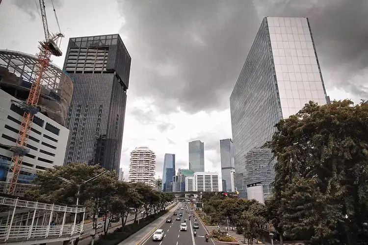 BMKG Ingatkan Warga Jakarta Waspada Hujan Sore Ini, Suhu Udara 24-31 Derajat Celsius