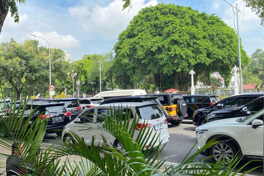 Persiapan Pelantikan 481 Kepala Daerah Kendaraan Diparkir di Cawan Monas