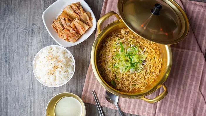 Bahaya dan Tips Mengonsumsi Mie Instan dengan Nasi untuk Kesehatan