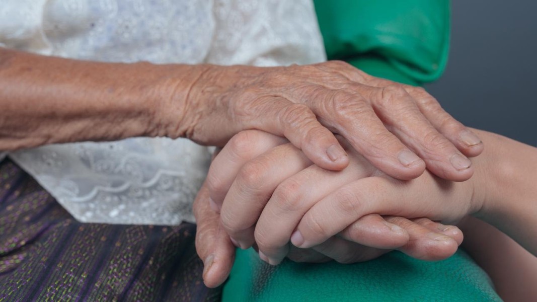 Panduan Aman Puasa Ramadan bagi Pasien Parkinson Menurut Dokter Ahli Saraf