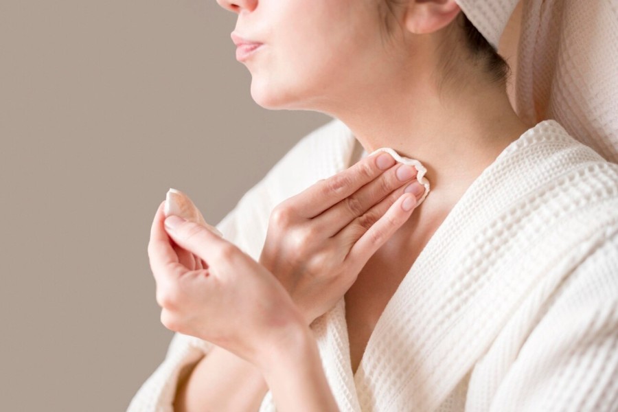 6 Cara Merawat Kulit Leher Agar Tetap Kencang Awet Muda