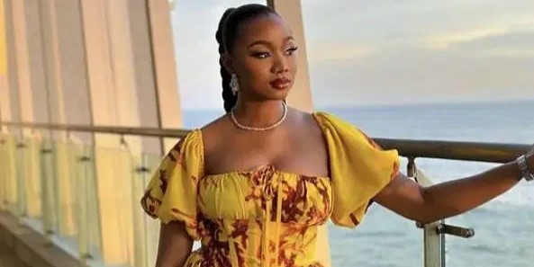 10 Warna Pakaian Terbaik Untuk Kulit Gelap Agar Terlihat Cerah