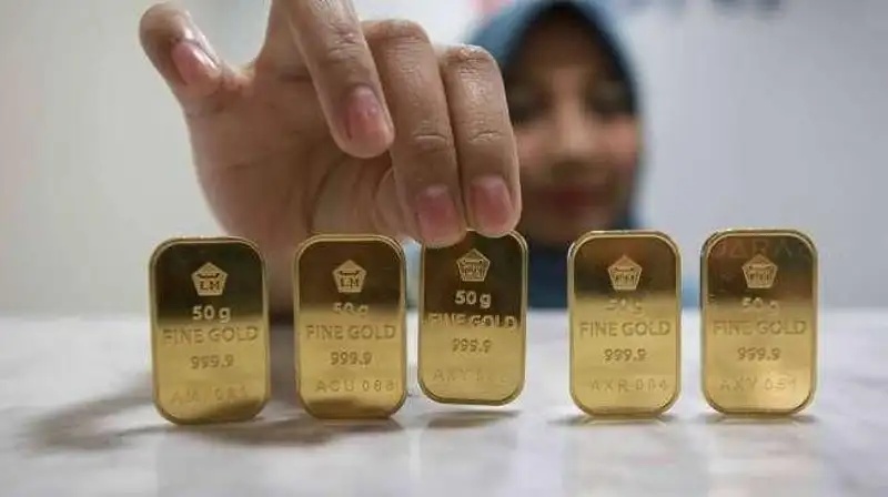 Harga Emas Antam Turun Tipis Awal Pekan