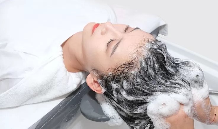 5 Kesalahan Saat Keramas yang Bikin Rambut Cepat Rusak dan Kusam