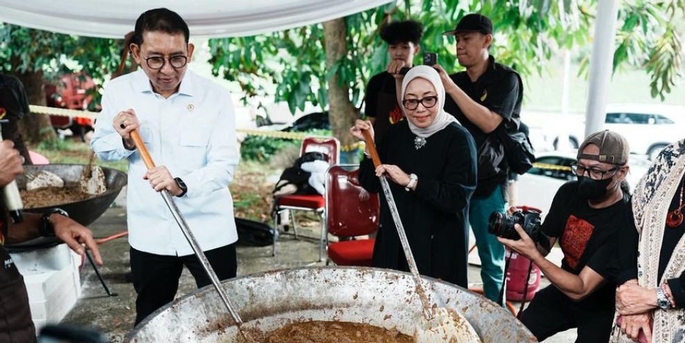 Menbud Fadli Zon Salurkan 17000 Paket Rendang untuk Sumatera
