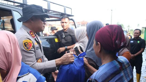 Kapolda Metro Jaya Berikan Bantuan Sembako Pasca Banjir Bekasi