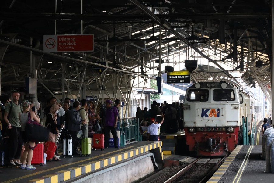 Kereta Api Jarak Jauh Catat Lonjakan Penumpang Signifikan Selama Mudik Lebaran