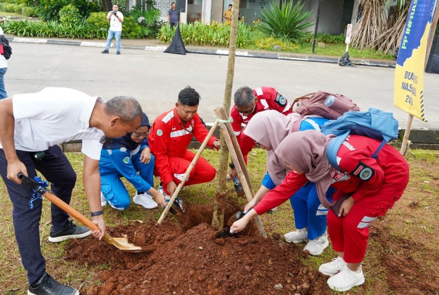 Penanaman Pohon PTPP di Bekasi Perkuat Sinergi K3 ESG Transportasi Hijau