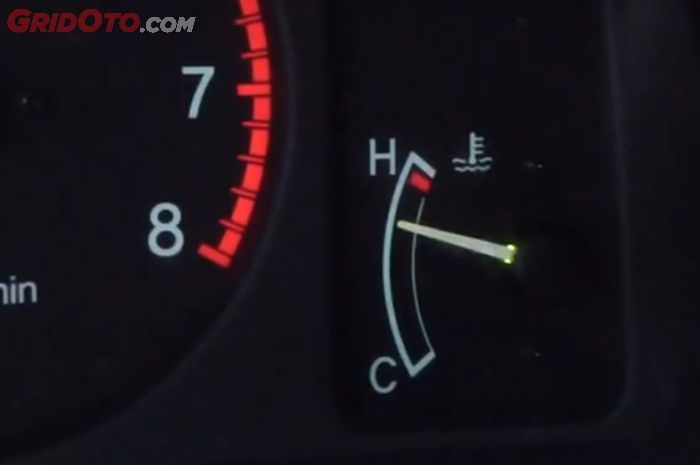 5 Faktor Penyebab Temperatur Mobil Naik saat Tanjakan