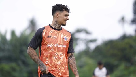 Persita Menantang Persija Di Indomilk Arena, Debut Shayne Pattynama Dinanti