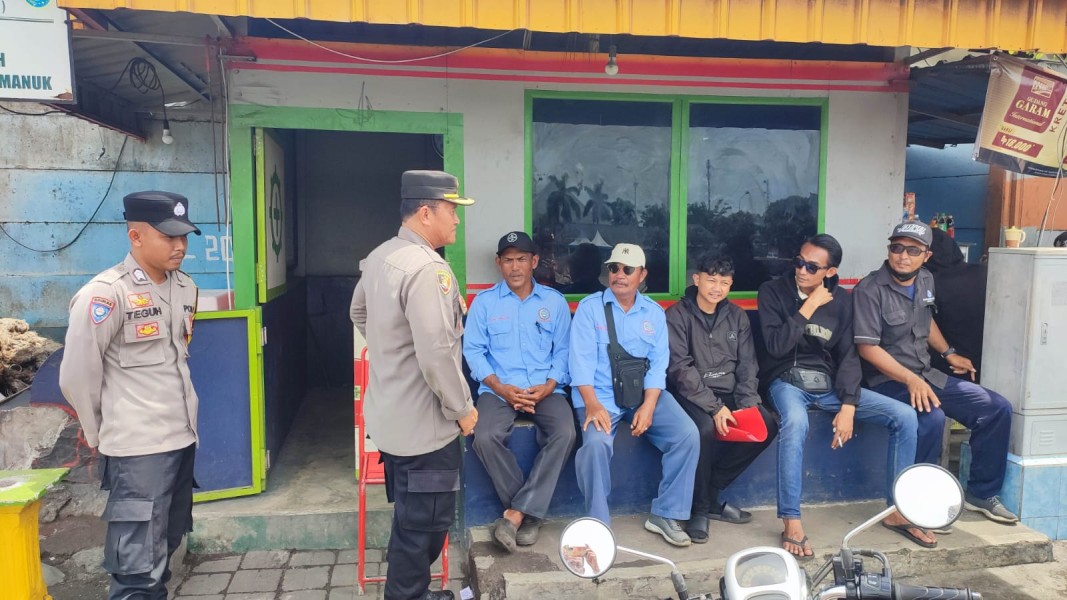 Kapolsek Gilimanuk Gelar Jumat Curhat Sampaikan Imbauan Kamtibmas di Pelabuhan