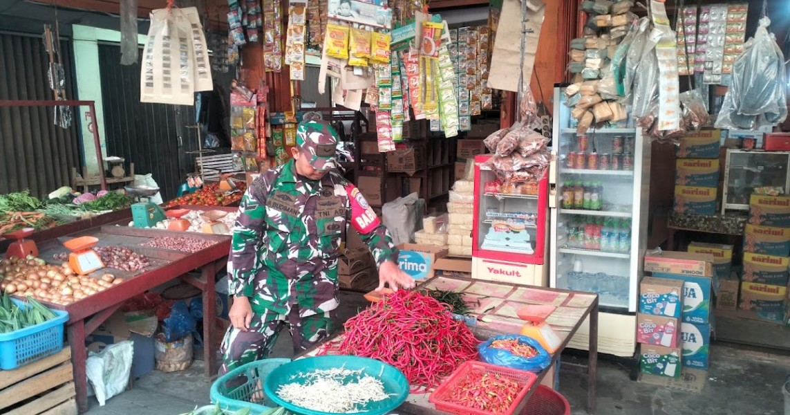 Babinsa Awasi Stabilitas Harga Sembako di Pasar Tradisional