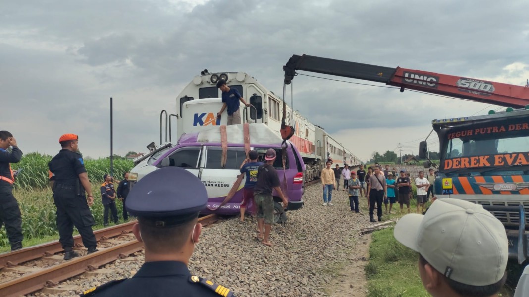 Insiden Tabrakan di Kediri Truk Hantam Kereta Api Kertanegara, Jadwal Terganggu hingga Satu Jam