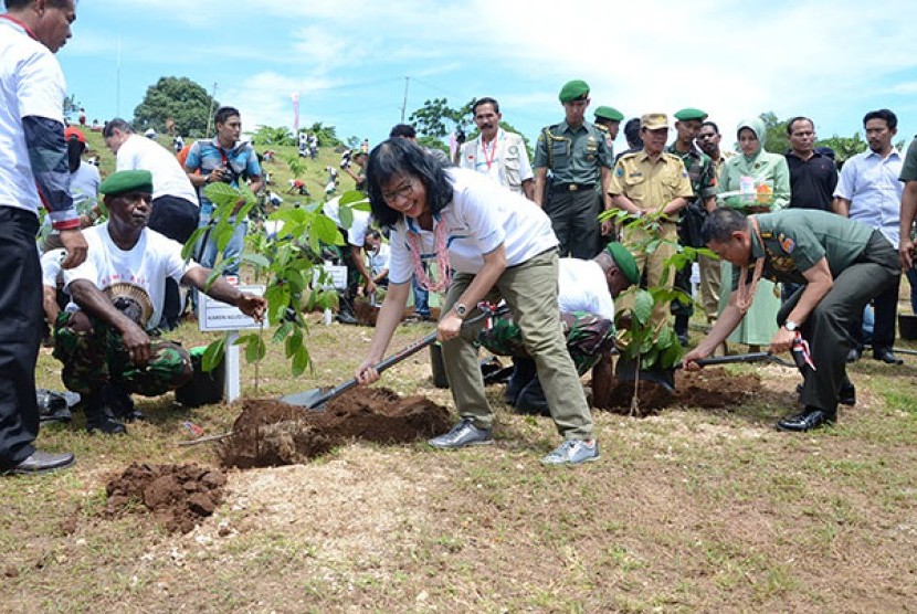 PLN Gaungkan Aksi Hijau, Bersihkan DAS Ciliwung dan Tanam Ribuan Pohon