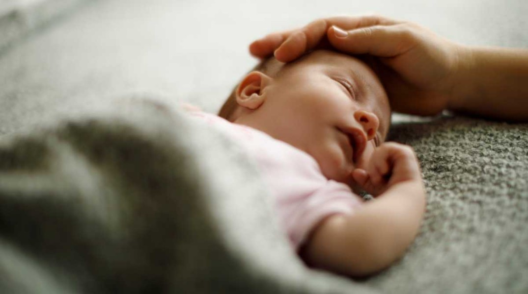 9 Cara Membangunkan Bayi yang Susah Bangun dengan Benar