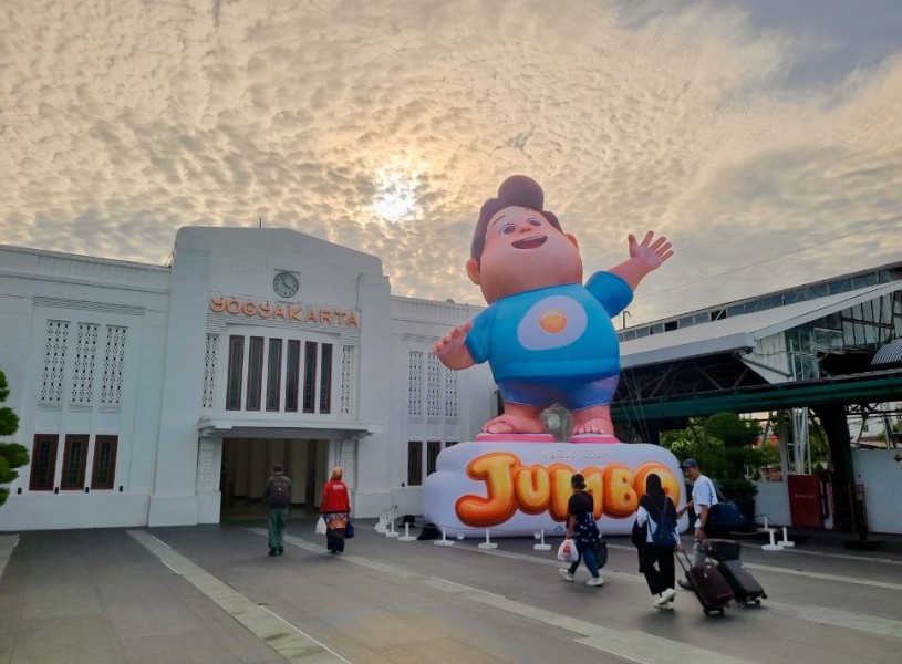 Don Jumbo Meriahkan Libur Sekolah di Stasiun Kereta Api Yogyakarta