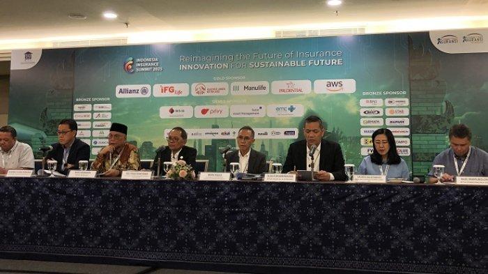 OJK Tegaskan Industri Perasuransian sebagai Pilar Penting Ekonomi Nasional di Indonesia Insurance Summit 2025