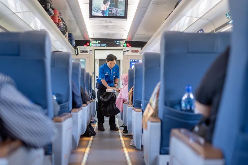 KAI Services Tingkatkan Kebersihan Stasiun Sambut Libur Nataru 2024 dengan Layanan Facility Care
