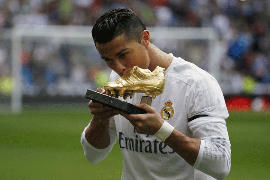 Cristiano Ronaldo Koleksi Sepatu Emas di Empat Liga Dunia