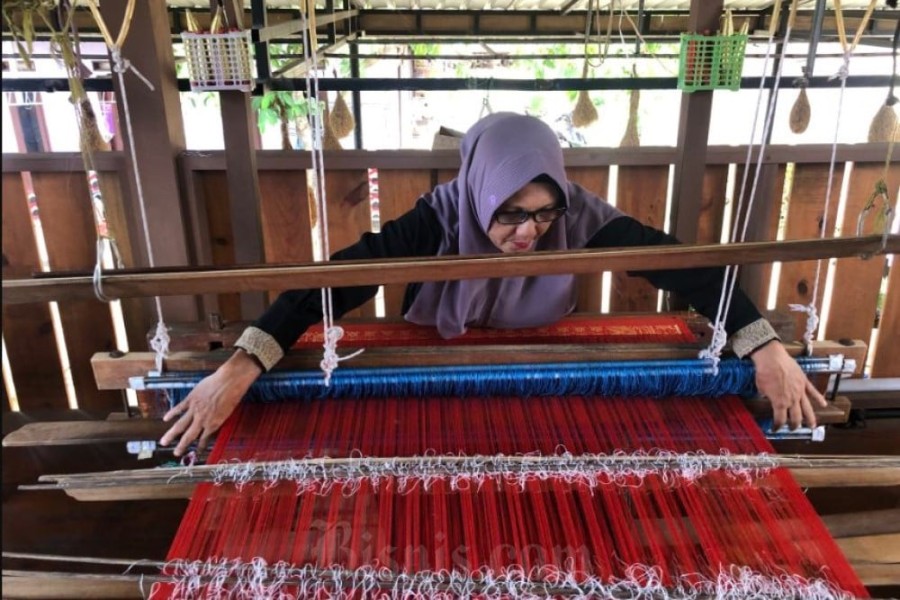 Pewarna Alami Tenun Jadi Tren Eco-Fashion Indonesia