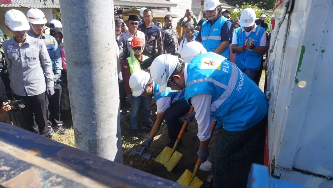 Listrik Terangi Dusun Bandealit