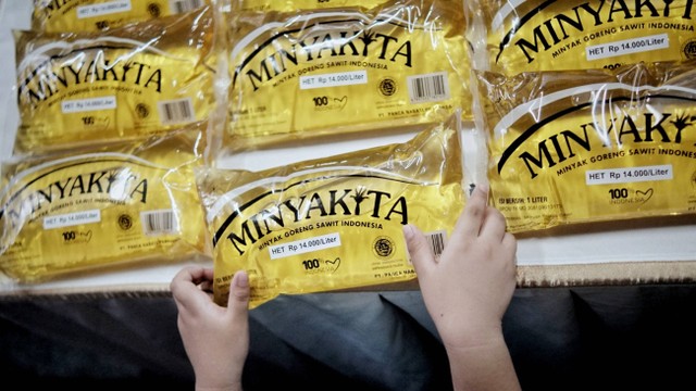 Emak-emak Bantargebang Memenuhi Operasi Pasar Minyak Goreng Murah: Upaya Efektif Menghadapi Bulan Ramadan