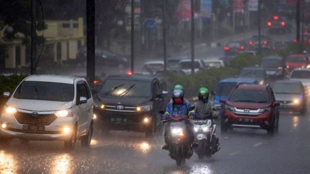 BMKG Prakirakan Hujan Petir dan Gelombang Tinggi Landa Jawa Timur