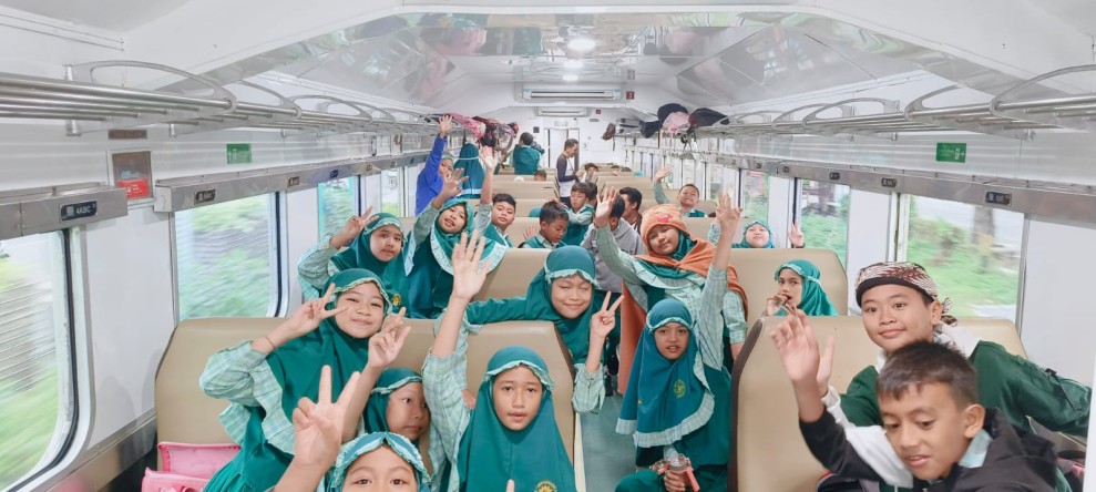 SD Muhammadiyah 29 Surabaya Berikan Edukasi Keselamatan dan Kedisiplinan Lewat Program Belajar Bijak Naik Kereta Api