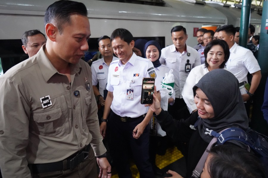 KAI Wisata Ramaikan Libur Natal dan Tahun Baru dengan Sapa Pelanggan dan Berbagi Merchandise di Stasiun Gambir