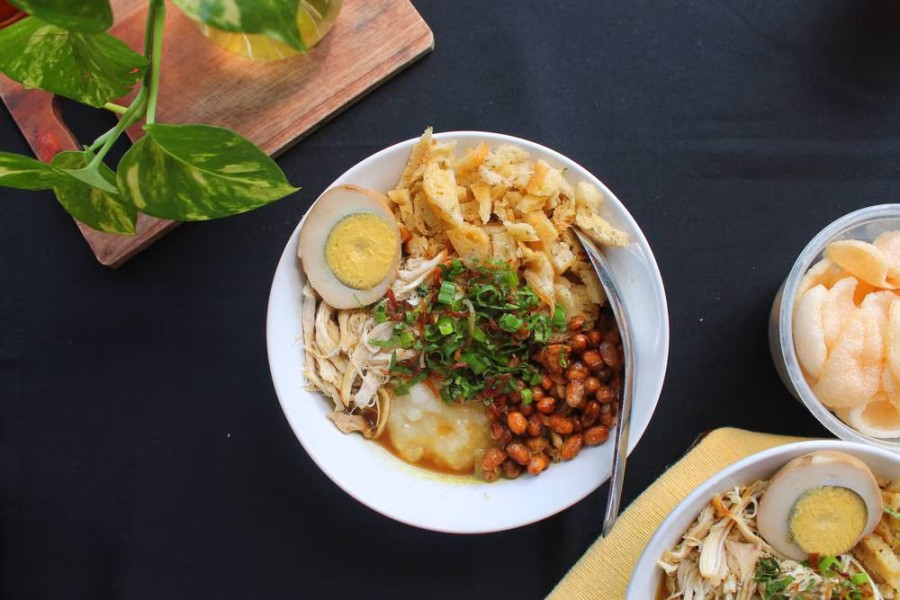 19 Tempat Bubur Ayam Legendaris dan Favorit di Jakarta yang Tak Pernah Sepi Pembeli
