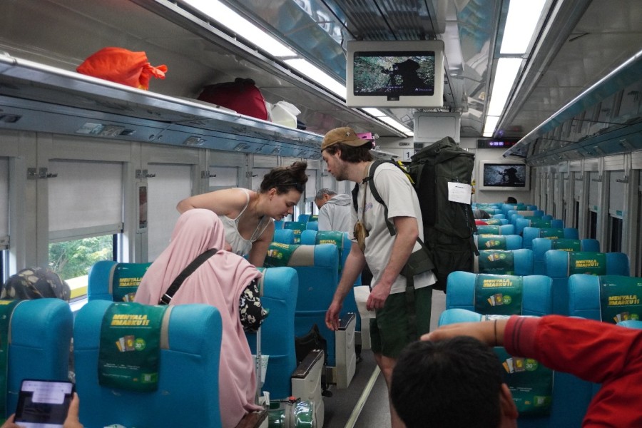 Kereta Api Jadi Pilihan Turis Asing Saat Nataru, Lebih dari 3,5 Ribu Wisatawan Dukung Pariwisata Berkelanjutan